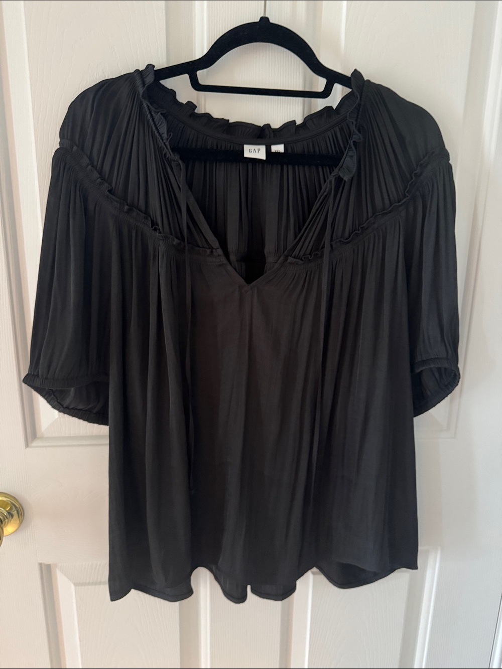 GAP Black Pleated Peasant Top with Ruffle V Neckline satin like feel